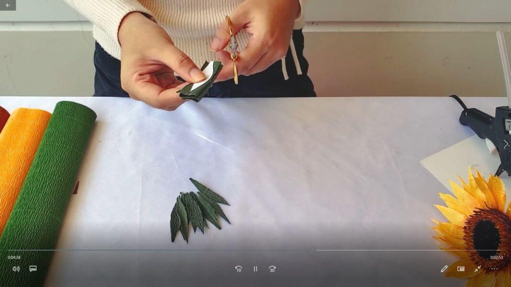 Cách làm hoa hướng dương giấy nhún