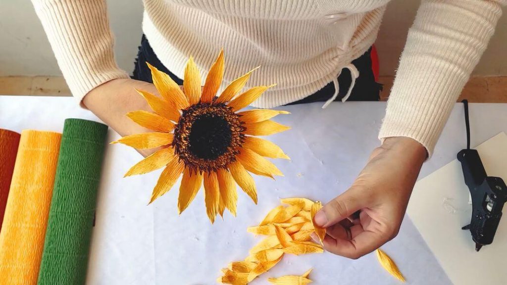 Cách làm hoa hướng dương giấy nhún