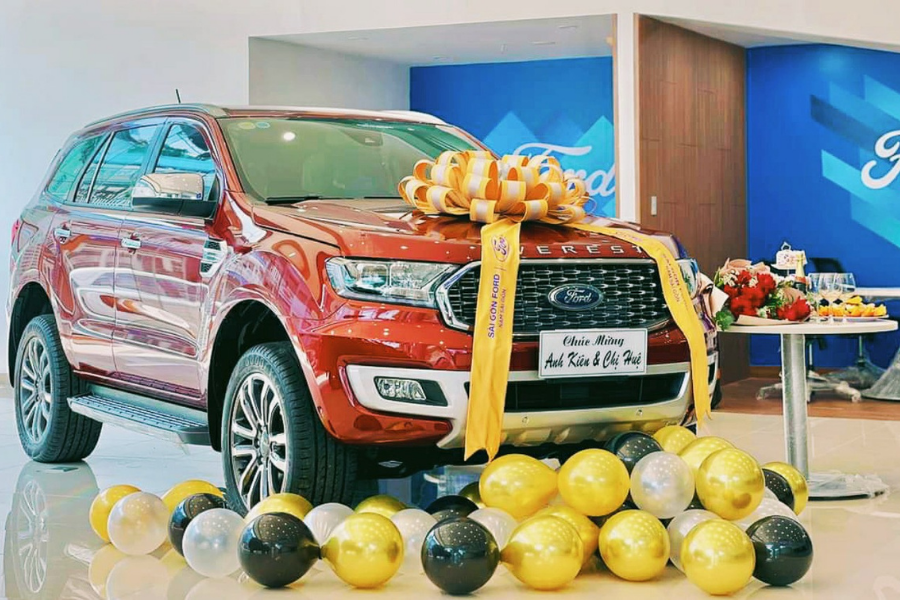 Nơ giao xe - phụ kiện không thiếu của showroom xe