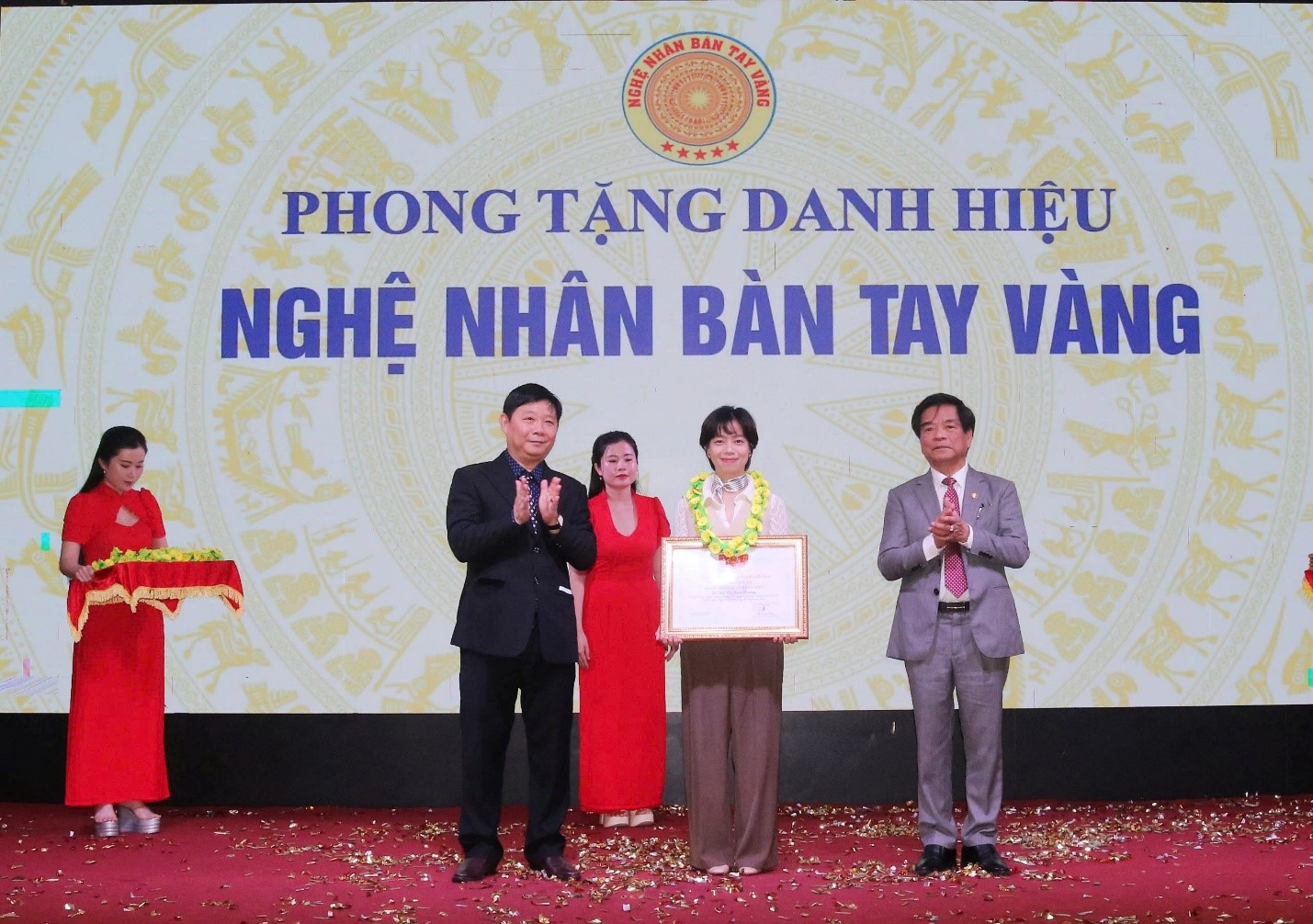 Nghệ nhân Mai Thị Diệu Hương: Hành trình gìn giữ giá trị văn hóa từ những nếp gấp thủ công 